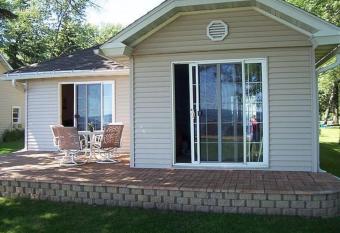 Captain's Quarters Shawano Lake has Balcony rooms