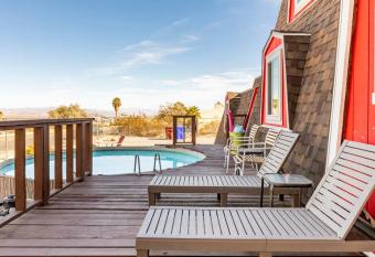 The BIG Red Barn; Pool, Hot Tub & Fire Pit has rooms with a private hot tub