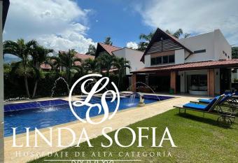 Caba  a exclusiva Linda Sof  a Shanti has rooms with a private hot tub