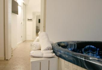 Sui Tetti Luxury Rooms has rooms with a private hot tub