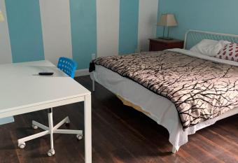 Quite and Sweet Private Bedroom 0502 Disney Nearby allows 18 year olds to book a room