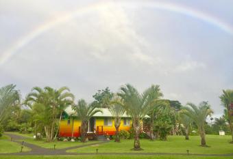 Puna Rainforest Retreat Hot springs - Rainbow Cottage has rooms with a private hot tub