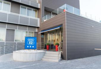 Alda Route 42 allows 18 year olds to book a room