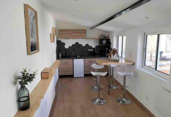 Micro maison Lyon 8/ Parking / Terrain de p  tanque has Balcony rooms