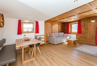 Ausserharmerhof App Anno 1556 has Balcony rooms