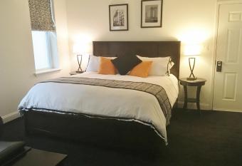 BlancNoir has rooms with a private hot tub