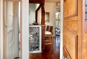 Villa ouest allows 18 year olds to book a room