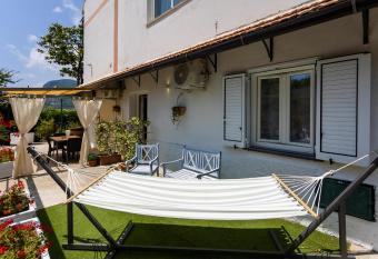 Garden House has Balcony rooms