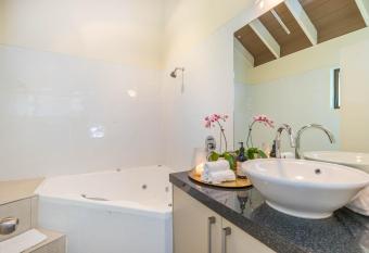 Emerald Inn on Takapuna Beach has rooms with a private hot tub