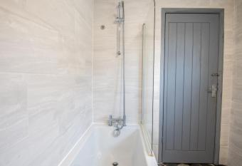 Home in the Heart of Lincoln - Your Ideal Retreat has Balcony rooms