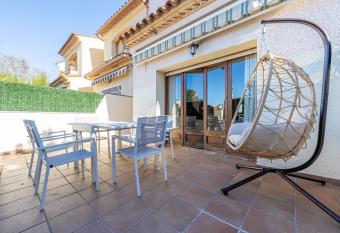 Hauzify I Casa Marinada has rooms with a private hot tub