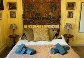 Chez Vivienne allows 18 year olds to book a room