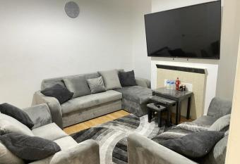 Hometel Large Luxurious Comfy Home Can Sleep 16 allows 18 year olds to book a room