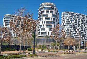 Ellipse Waterfall City Luxury Apartment - Bigger Apartment than Most, 9th Floor has rooms with a private hot tub