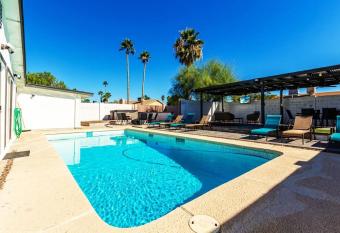 7BR-New Spa-Sport Court-Big Pool w/Cabana-Fire Pit has rooms with a private hot tub