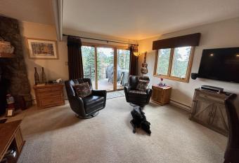 Purgatory Resort Ski In Ski Out has rooms with a private hot tub