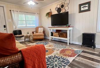 Humble Cove Lake Cottage: kayaks, fishing, firepit has Balcony rooms