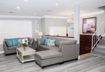 New Disney Huntington Knott's Home for 20 people has Balcony rooms