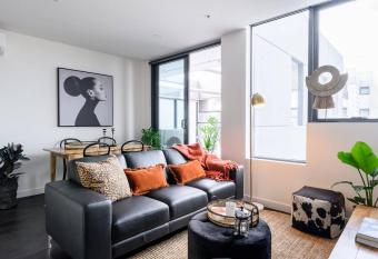 Luxury Living, Richmond has rooms with a private hot tub