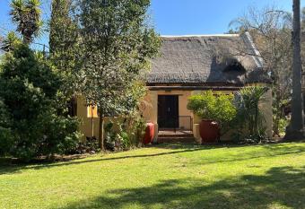 Artistic Cozy Cottage has Balcony rooms