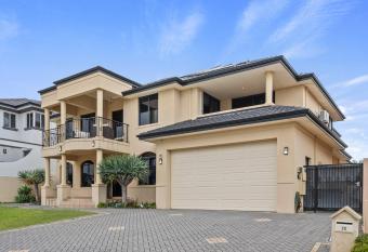 Perth 2-Story, Views, BBQ & More has Balcony rooms