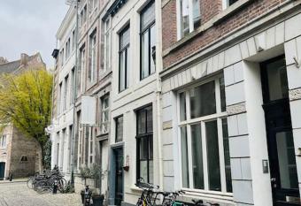 Monumentale stadswoning in hartje binnenstad has Balcony rooms