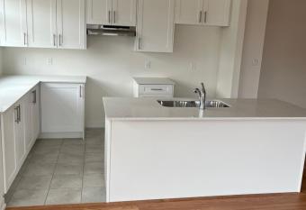 Luxury Townhouse In Milton has Balcony rooms