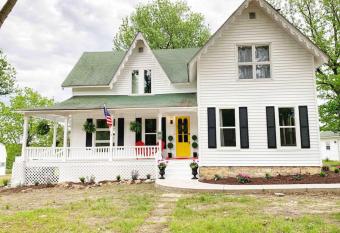 Beautiful Historic Farmhouse Perfect for Fugitive Beach Military and MS&T has Balcony rooms