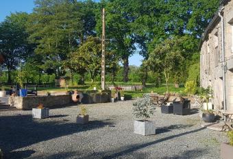 L EAU QUI DORT has Balcony rooms