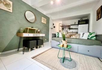 Petit Studio Charmant has Balcony rooms