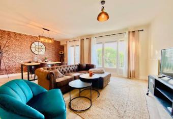 La Pause Confortable allows 18 year olds to book a room