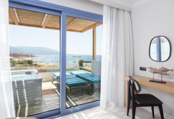 Pyrgos Blue has rooms with a private hot tub