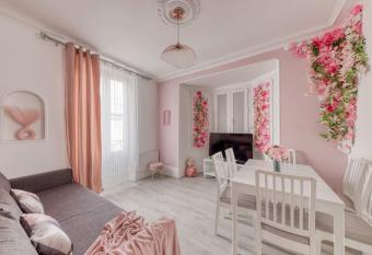 La vie en Rose*Paris*Stade de france*Disney allows 18 year olds to book a room