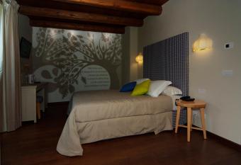 Il Falco E La Volpe has Balcony rooms