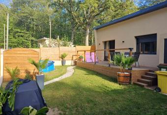 Au bord des bois 10kms de st quentin en Yvelines et 15kms de Versailles has Balcony rooms