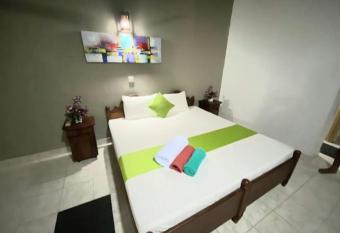 Hotel BLUE BELL has rooms with a private hot tub