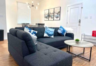 NEW! 5 min from Mall, Airport, and Dinning! allows 18 year olds to book a room