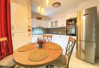 GEORGIANA has Balcony rooms