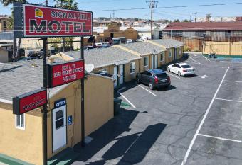 Signal Hill Motel Beach Motel allows 18 year olds to book a room