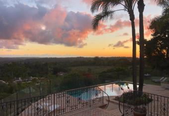 Celebrity Dream Estate has rooms with a private hot tub