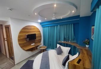 Hotel Lee Park has rooms with a private hot tub