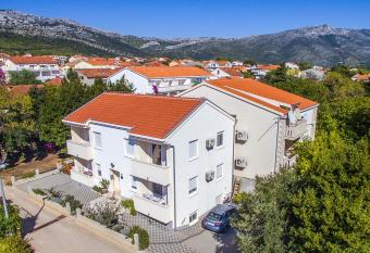 Apartments Leko has Balcony rooms