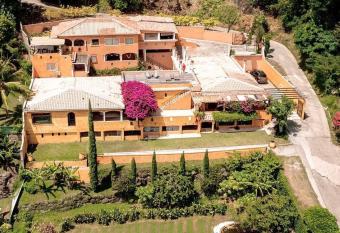 Loft dans villa d   artiste avec vue exceptionnelle. has Balcony rooms