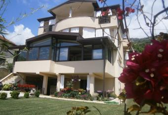 Villa Koceski has Balcony rooms