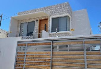 Rel  jate junto al mar con nosotros, vis  tanos allows 18 year olds to book a room