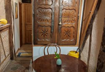 Le petit paradis allows 18 year olds to book a room