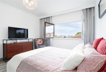 Caparica Beach Breeze allows 18 year olds to book a room