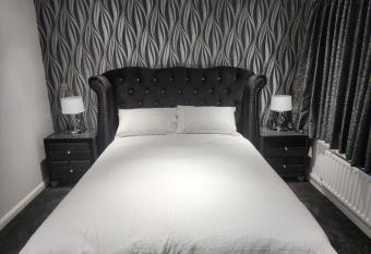 Belfast Luxury Apartment has Balcony rooms