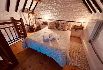 The Dog House, Mere has Balcony rooms