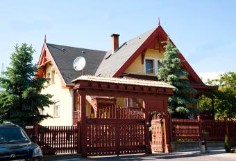 Kitti Sz  ll  shely allows 18 year olds to book a room